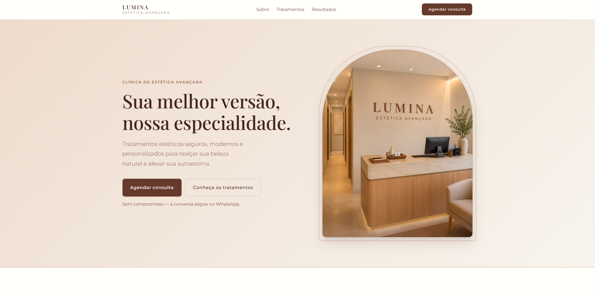 Dobra de abertura do site da Clínica Lumina: o título “Sua melhor versão, nossa especialidade.”, os botões de agendar e a recepção da clínica emoldurada num arco