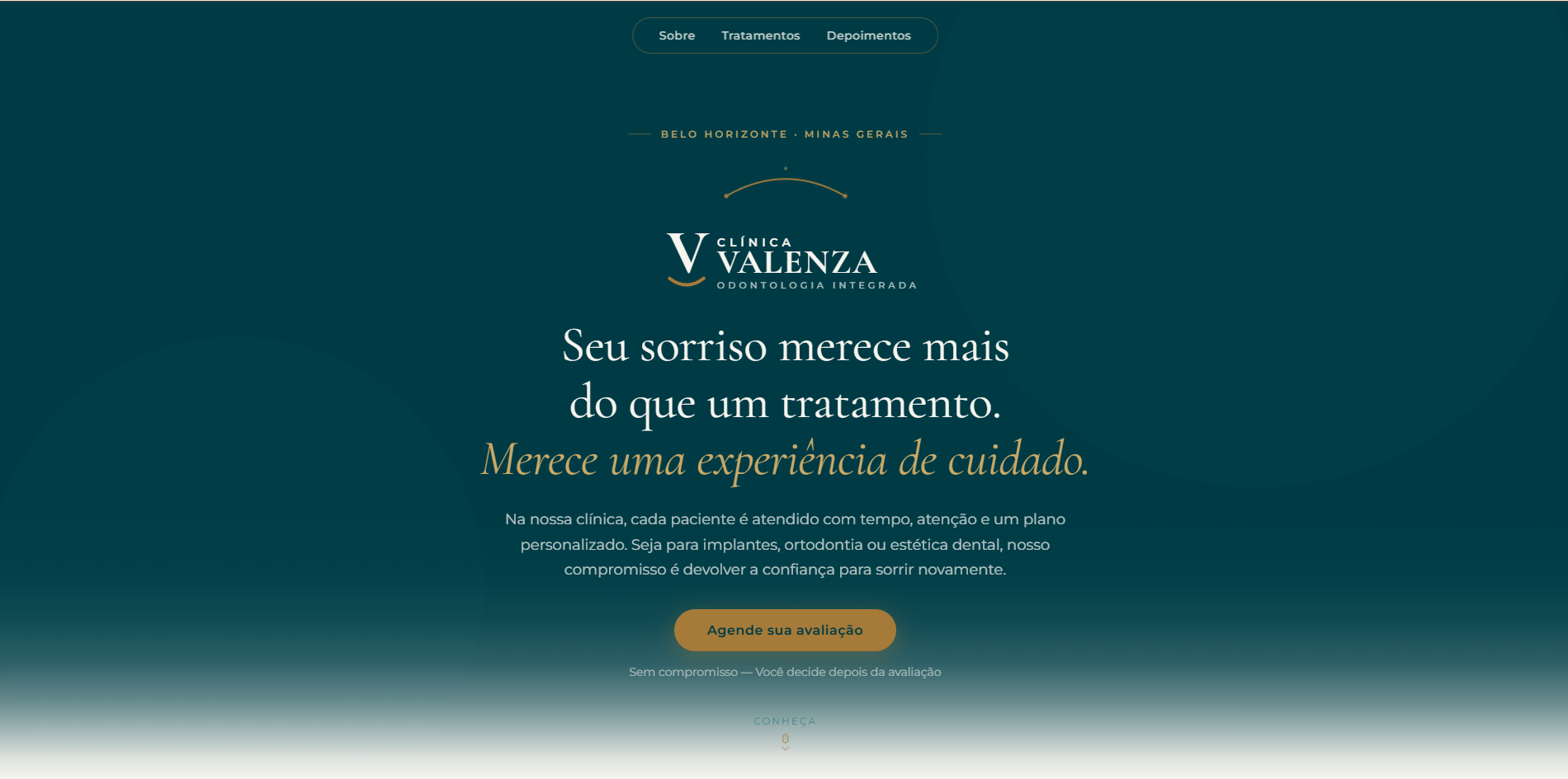 Dobra de abertura do site da Clínica Valenza: logotipo dourado sobre fundo verde-escuro, o título “Seu sorriso merece mais do que um tratamento” e o botão Agende sua avaliação